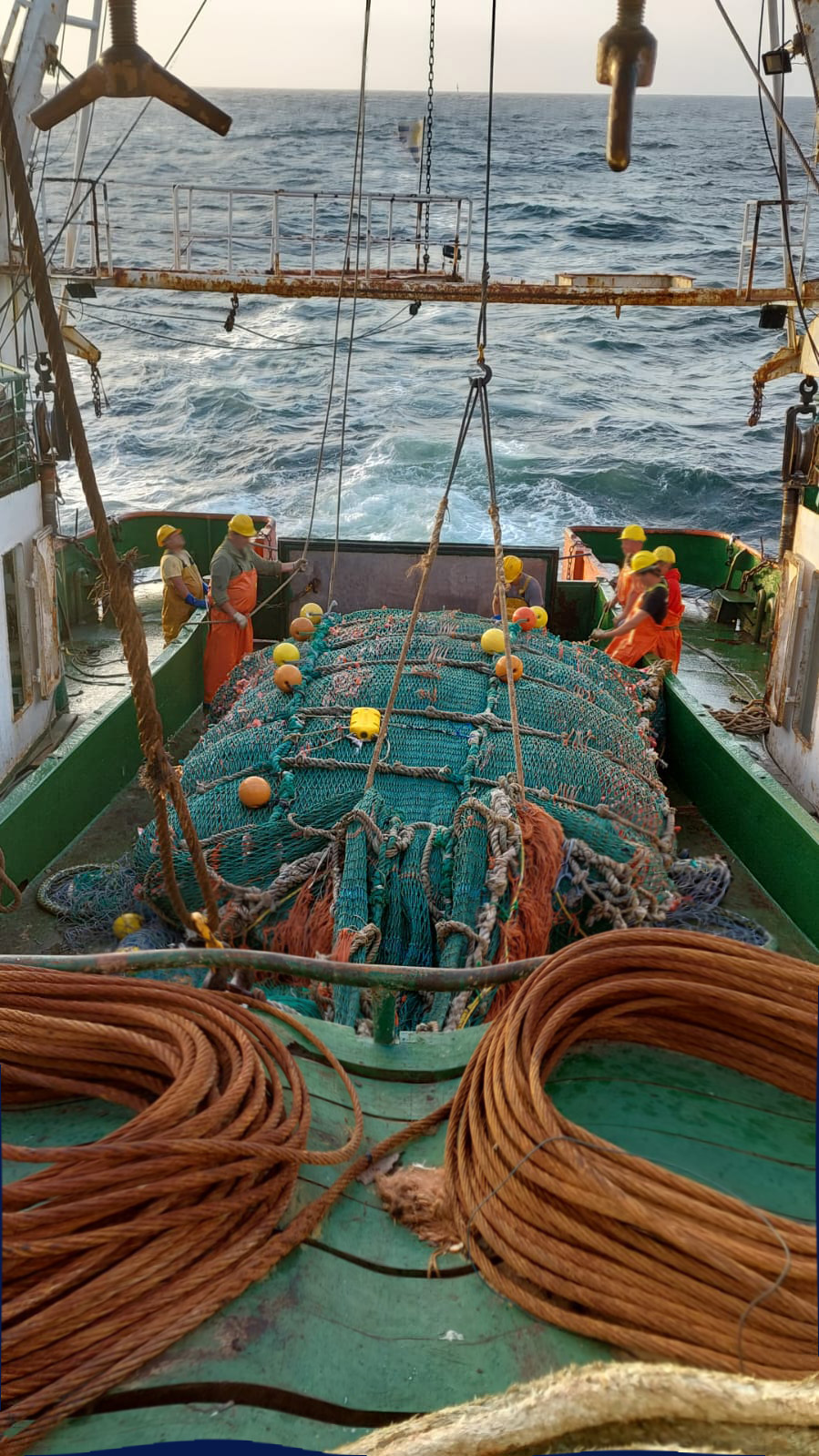 Trabajadores en un barco de pesca